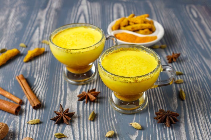 bahaya kunyit berlebihan, jamu kunyit batu ginjal, oksalat dalam kunyit, dosis aman kunyit, manfaat kunyit, tips minum jamu, ibu muda sehat, minuman tradisional aman